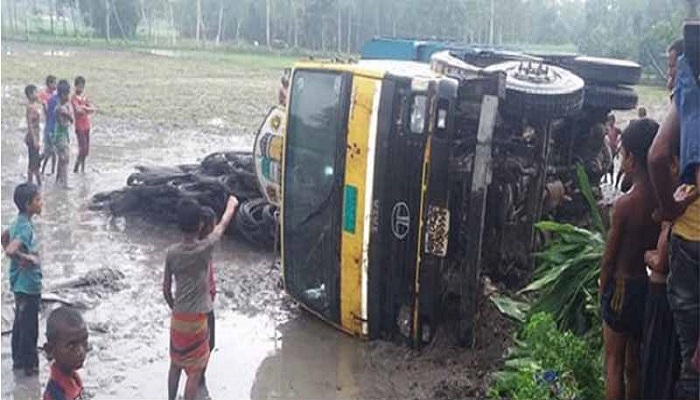 Bangladesh road mishap kills four labourers 